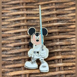 DISNEYLAND PARIS x STAR WARS 2009 Mickey Mouse as Luke Skywalker Pin